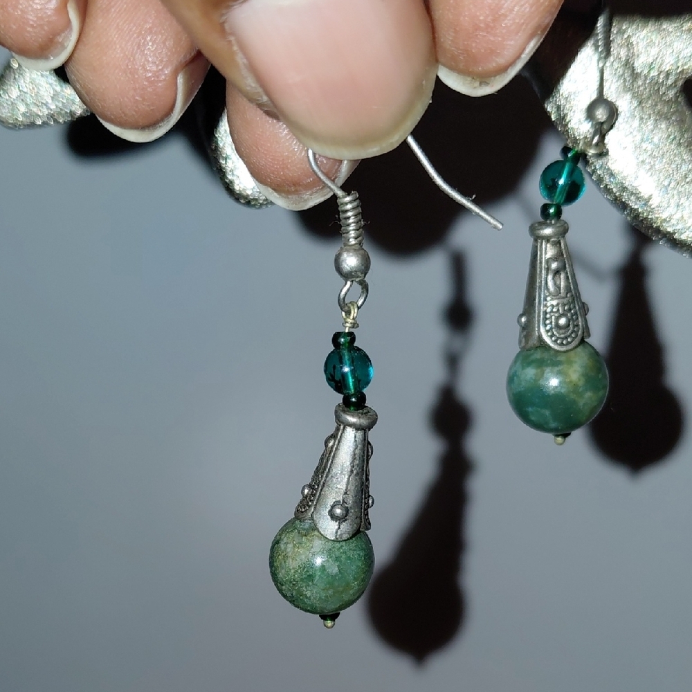 Elegant Green and Silver Dangle Earrings - Picture 2 of 2